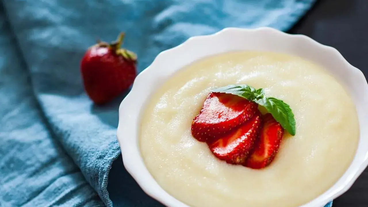 Gładka kaszka, czyli semolina, podana z truskawkami i miętą. Pyszne śniadanie, które rozwieje wątpliwości, semolina co to.