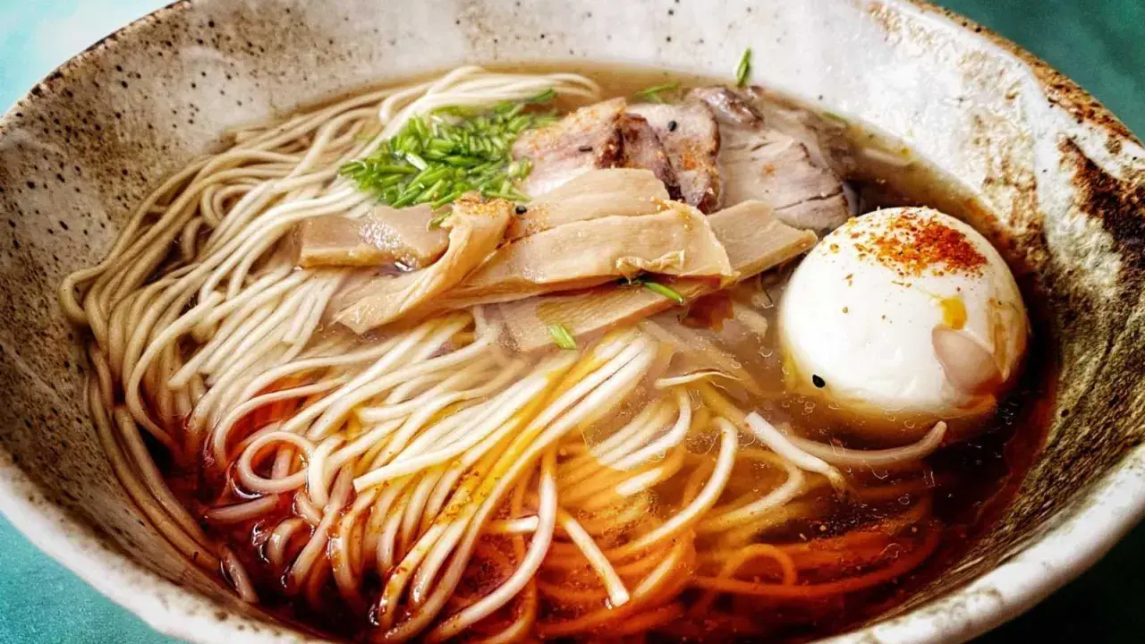 A miseczce z makaronem, mięsem, bambusem i jajkiem na twardo. To jest pyszne ramen.