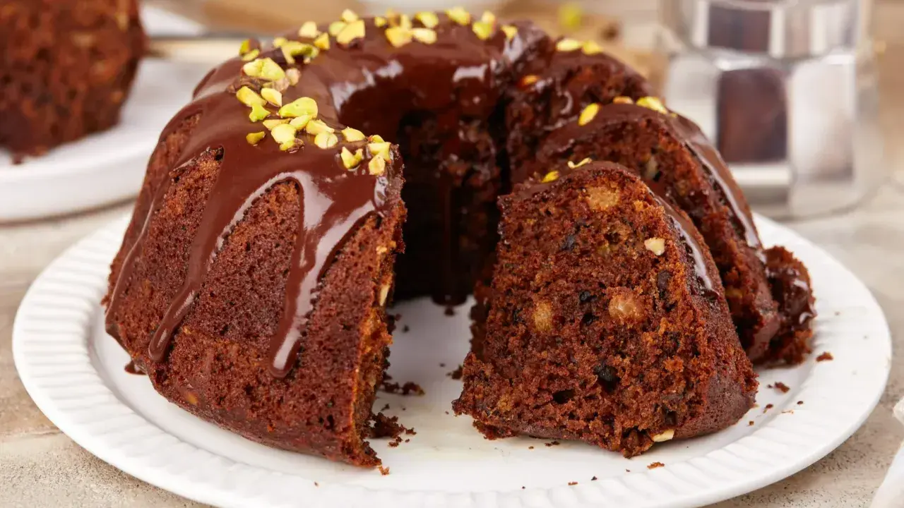 Czekoladowa babka z orzechami i polewą, idealna na niedzielny deser. Ten przepis na babkę zachwyci każdego!