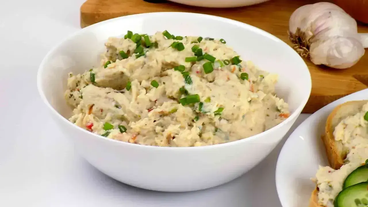 Pyszna pasta z kurczaka z dodatkiem szczypiorku i przypraw, gotowa do podania na kanapkach.