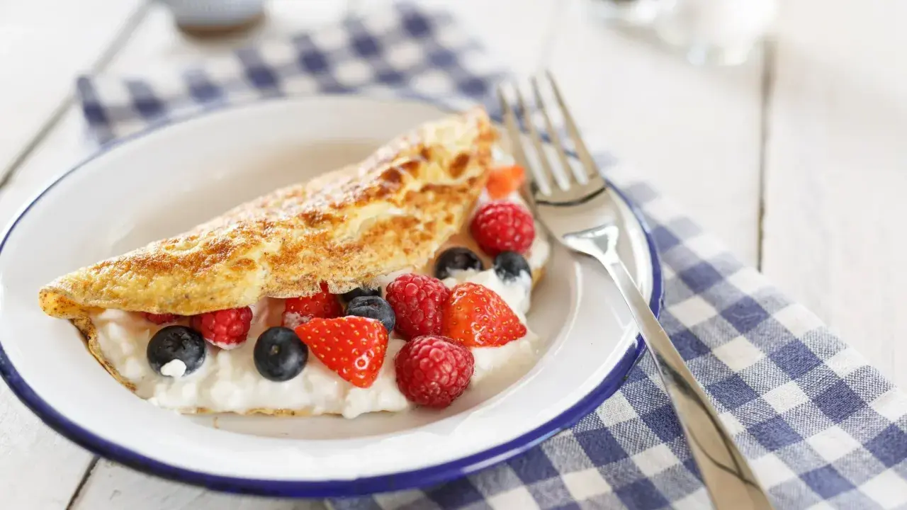 Słodki omlet z twarożkiem i owocami leśnymi. Idealny na śniadanie, gdy szukasz szybkiego i pysznego przepisu.