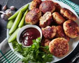 Kotlety mielone z sosem barbecue, ogórkiem i natką pietruszki – idealne co zamiast bułki do mielonych.