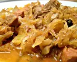 Gęsty, aromatyczny bigos z różnymi rodzajami mięsa, idealny na zimowe wieczory. Dobre jakie mięso do bigosu? To klucz do smaku!