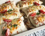 Pyszna tortilla z mięsem mielonym, zapieczona z serem, pomidorkami i kiełkami. Idealna na szybki obiad.
