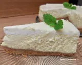 Pyszne, kremowe ciasto z serem na kruchym spodzie, udekorowane listkiem mięty. Idealne na deser.
