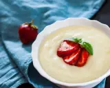Gładka kaszka, czyli semolina, podana z truskawkami i miętą. Pyszne śniadanie, które rozwieje wątpliwości, semolina co to.