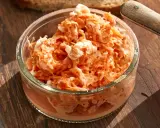 Pyszna pasta z rzodkiewki z kawałkami jajka w szklanej miseczce, gotowa do podania na chlebie.