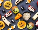 Strach się bać! Pyszne przekąski na wieczór w halloweenowym stylu: dynie z pomarańczy, duchy z bananów, potworki z kiwi i jabłek, pająki z jeżyn.