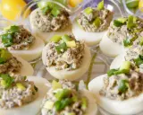 Pyszne jajka faszerowane pieczarkami, udekorowane szczypiorkiem, gotowe na wielkanocny stół.