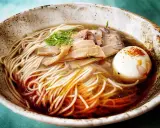 A miseczce z makaronem, mięsem, bambusem i jajkiem na twardo. To jest pyszne ramen.