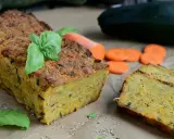 Pyszny pasztet z cukinii przepis. Aromatyczny, domowy pasztet z cukinii i marchewki, udekorowany bazylią.