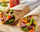 Dwa sycące wrapy z tortilli z soczystą wołowiną, chrupiącymi warzywami i świeżą sałatą. Idealne na szybki lunch.