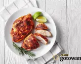 Soczysty kurczak w przyprawach, pokrojony na kawałki, z limonką i rozmarynem. Idealny przykład, ile smażyć kurczaka, by był pyszny.