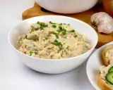 Pyszna pasta z kurczaka z dodatkiem szczypiorku i przypraw, gotowa do podania na kanapkach.