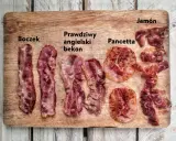 Różne rodzaje bekonu i boczku: boczek, prawdziwy angielski bekon, pancetta i jamón na drewnianej desce.