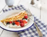 Słodki omlet z twarożkiem i owocami leśnymi. Idealny na śniadanie, gdy szukasz szybkiego i pysznego przepisu.