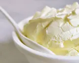 Kremowa masa w miseczce, idealna jako zamiennik mascarpone do deserów.