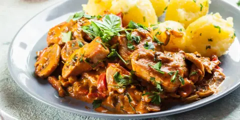 Sznycle z indyka w sosie z pieczarkami i papryką, podane z ziemniakami. Idealny przepis na sznycle z indyka z piekarnika.