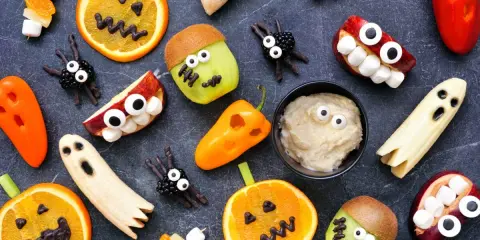 Strach się bać! Pyszne przekąski na wieczór w halloweenowym stylu: dynie z pomarańczy, duchy z bananów, potworki z kiwi i jabłek, pająki z jeżyn.