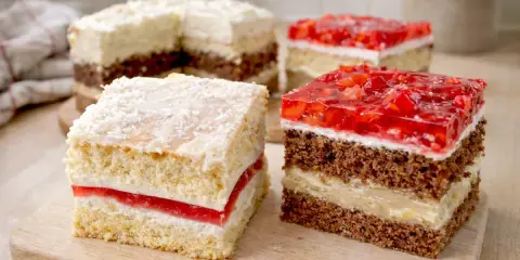 Dwa ciasta z galaretką truskawkową i jedno z wiórkami kokosowymi. Idealne na listę 10 najlepszych ciast.