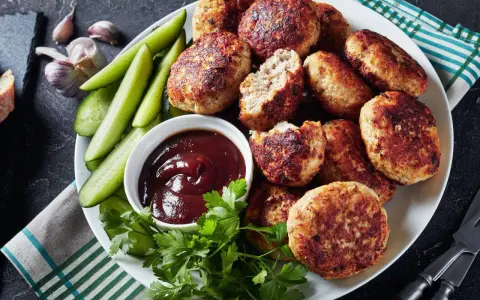 Kotlety mielone z sosem barbecue, ogórkiem i natką pietruszki – idealne co zamiast bułki do mielonych.