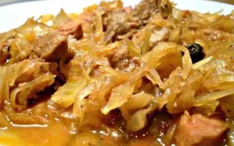 Gęsty, aromatyczny bigos z różnymi rodzajami mięsa, idealny na zimowe wieczory. Dobre jakie mięso do bigosu? To klucz do smaku!