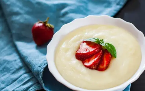 Gładka kaszka, czyli semolina, podana z truskawkami i miętą. Pyszne śniadanie, które rozwieje wątpliwości, semolina co to.