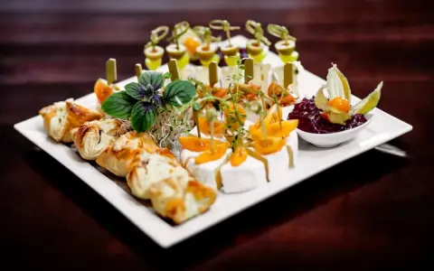 Elegancka kolacja dla dwojga: ser brie z pomidorkami, pieczone roladki i konfitura z owoców leśnych.