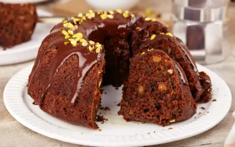 Czekoladowa babka z orzechami i polewą, idealna na niedzielny deser. Ten przepis na babkę zachwyci każdego!