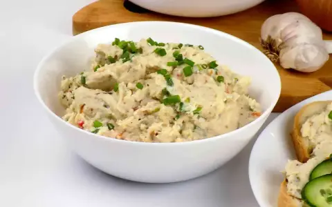 Pyszna pasta z kurczaka z dodatkiem szczypiorku i przypraw, gotowa do podania na kanapkach.