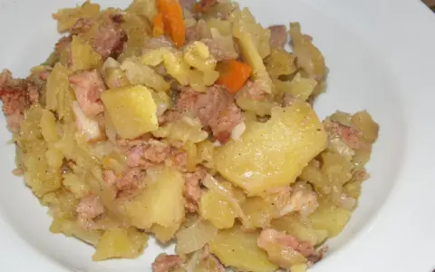 Pyszny kociołek z mięsem i ziemniakami, idealny na sycący obiad. Ten przepis to gwarancja smaku!