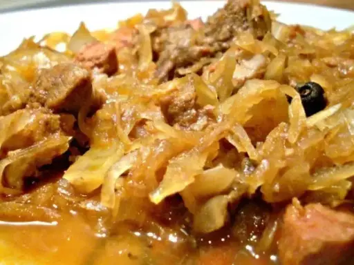 Gęsty, aromatyczny bigos z różnymi rodzajami mięsa, idealny na zimowe wieczory. Dobre jakie mięso do bigosu? To klucz do smaku!