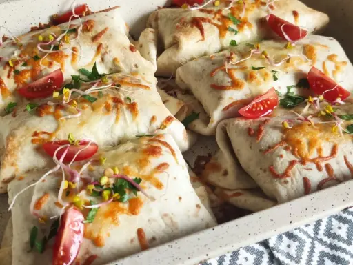 Pyszna tortilla z mięsem mielonym, zapieczona z serem, pomidorkami i kiełkami. Idealna na szybki obiad.