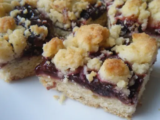 Pyszne kruche ciasto ze śliwkami i kruszonką, idealne na deser.