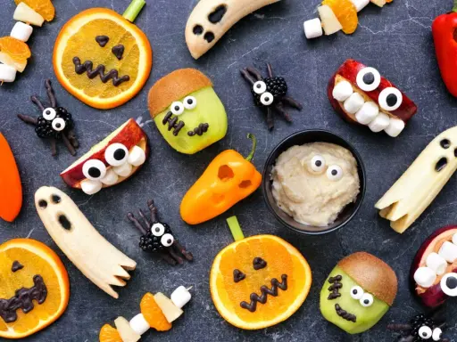 Strach się bać! Pyszne przekąski na wieczór w halloweenowym stylu: dynie z pomarańczy, duchy z bananów, potworki z kiwi i jabłek, pająki z jeżyn.
