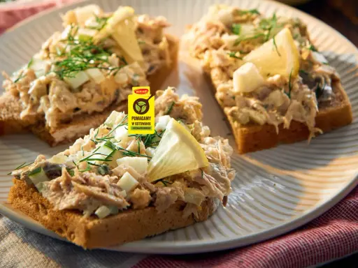 Pyszna pasta z makreli na grzankach z jajkiem i ogórkiem, ozdobiona koperkiem i cytryną. Idealna na szybką przekąskę.