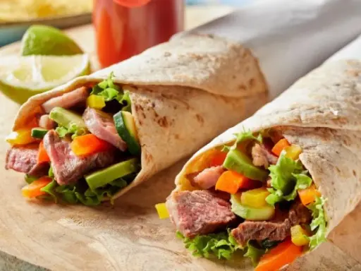 Dwa sycące wrapy z tortilli z soczystą wołowiną, chrupiącymi warzywami i świeżą sałatą. Idealne na szybki lunch.