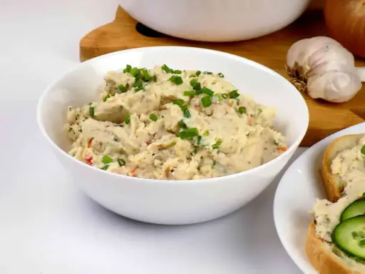 Pyszna pasta z kurczaka z dodatkiem szczypiorku i przypraw, gotowa do podania na kanapkach.