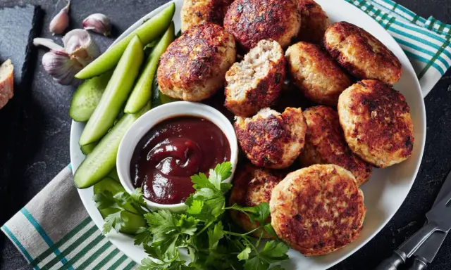 Kotlety mielone z sosem barbecue, ogórkiem i natką pietruszki – idealne co zamiast bułki do mielonych.