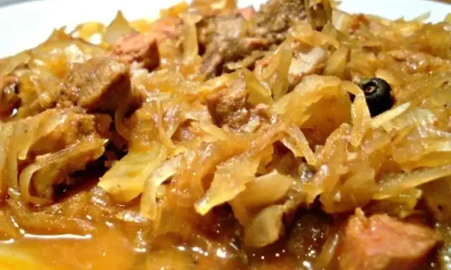 Gęsty, aromatyczny bigos z różnymi rodzajami mięsa, idealny na zimowe wieczory. Dobre jakie mięso do bigosu? To klucz do smaku!
