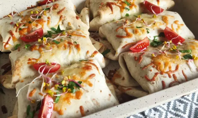Pyszna tortilla z mięsem mielonym, zapieczona z serem, pomidorkami i kiełkami. Idealna na szybki obiad.
