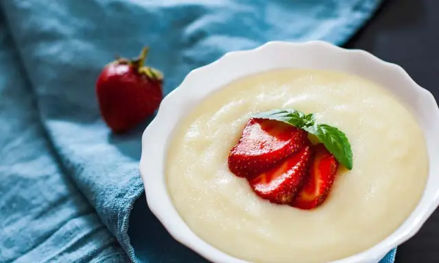 Gładka kaszka, czyli semolina, podana z truskawkami i miętą. Pyszne śniadanie, które rozwieje wątpliwości, semolina co to.