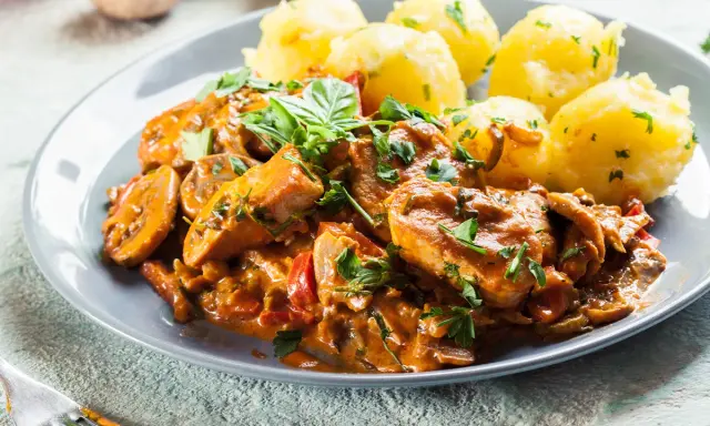 Sznycle z indyka w sosie z pieczarkami i papryką, podane z ziemniakami. Idealny przepis na sznycle z indyka z piekarnika.