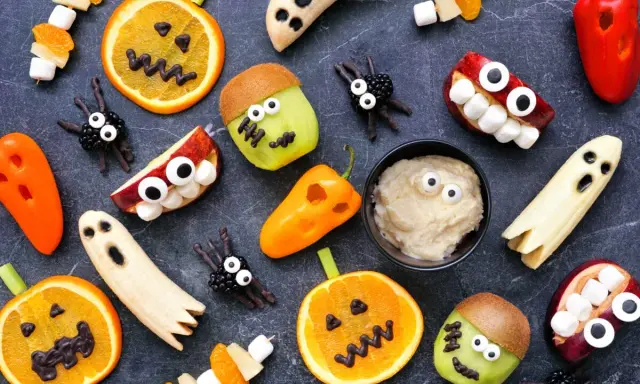 Strach się bać! Pyszne przekąski na wieczór w halloweenowym stylu: dynie z pomarańczy, duchy z bananów, potworki z kiwi i jabłek, pająki z jeżyn.