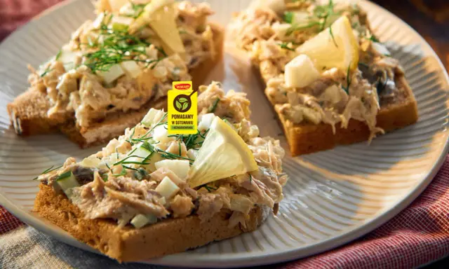 Pyszna pasta z makreli na grzankach z jajkiem i ogórkiem, ozdobiona koperkiem i cytryną. Idealna na szybką przekąskę.