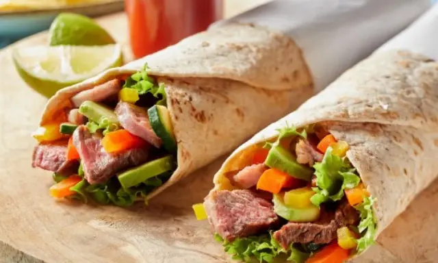 Dwa sycące wrapy z tortilli z soczystą wołowiną, chrupiącymi warzywami i świeżą sałatą. Idealne na szybki lunch.