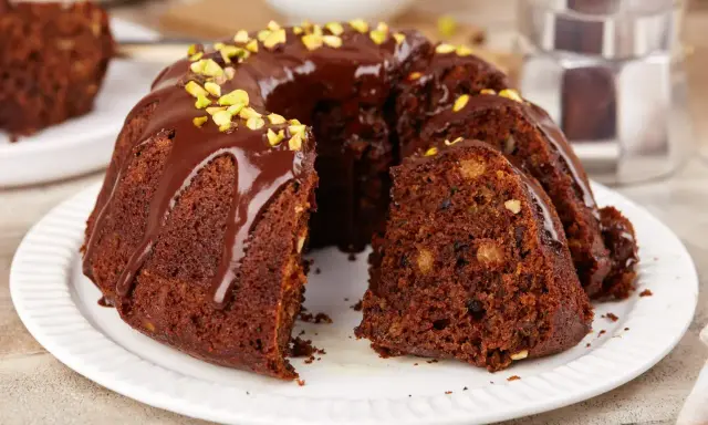 Czekoladowa babka z orzechami i polewą, idealna na niedzielny deser. Ten przepis na babkę zachwyci każdego!