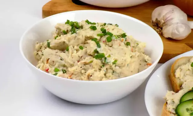Pyszna pasta z kurczaka z dodatkiem szczypiorku i przypraw, gotowa do podania na kanapkach.