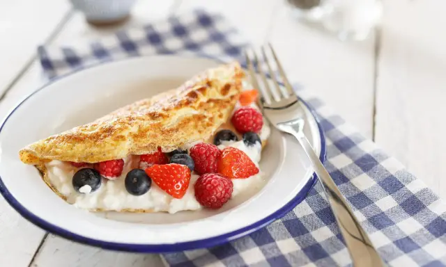 Słodki omlet z twarożkiem i owocami leśnymi. Idealny na śniadanie, gdy szukasz szybkiego i pysznego przepisu.