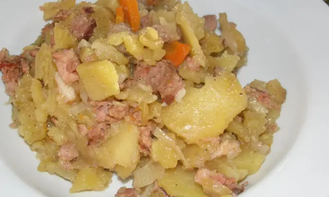 Pyszny kociołek z mięsem i ziemniakami, idealny na sycący obiad. Ten przepis to gwarancja smaku!